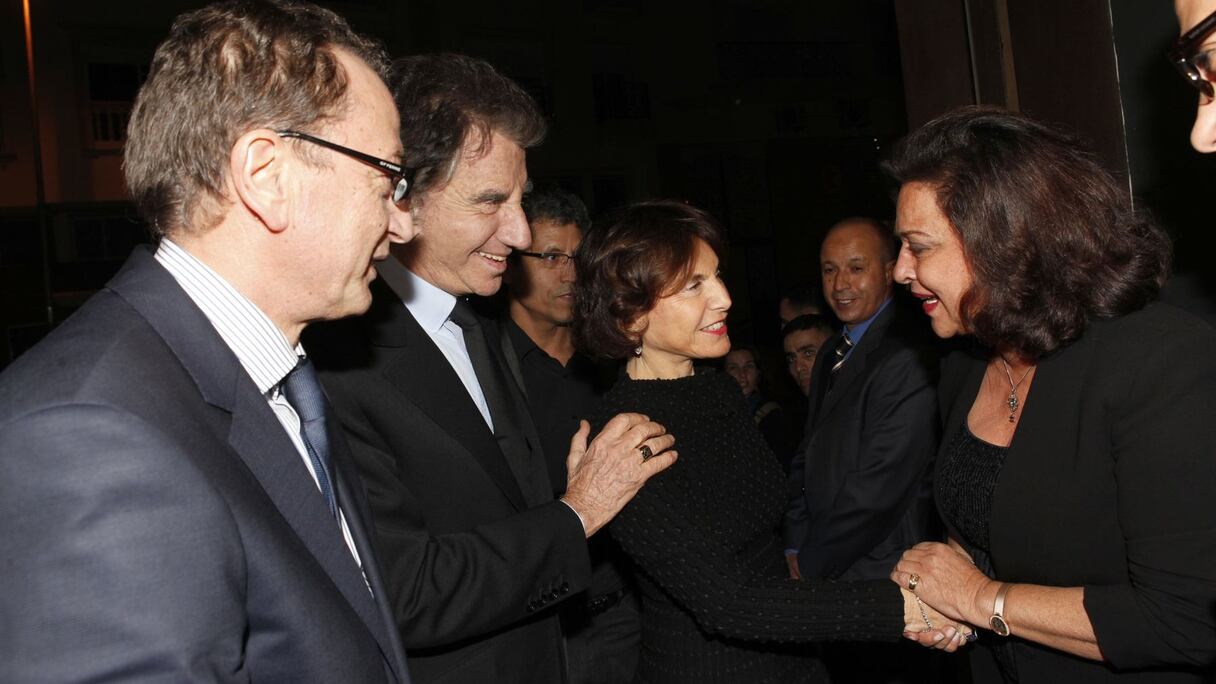 وزير الثقافة المغربي الصبيحي إلى جانب وزير الثقافة الفرنسي السابق جاك لونغ، يتحدثان لعائشة عمور مديرة رواق 21.
