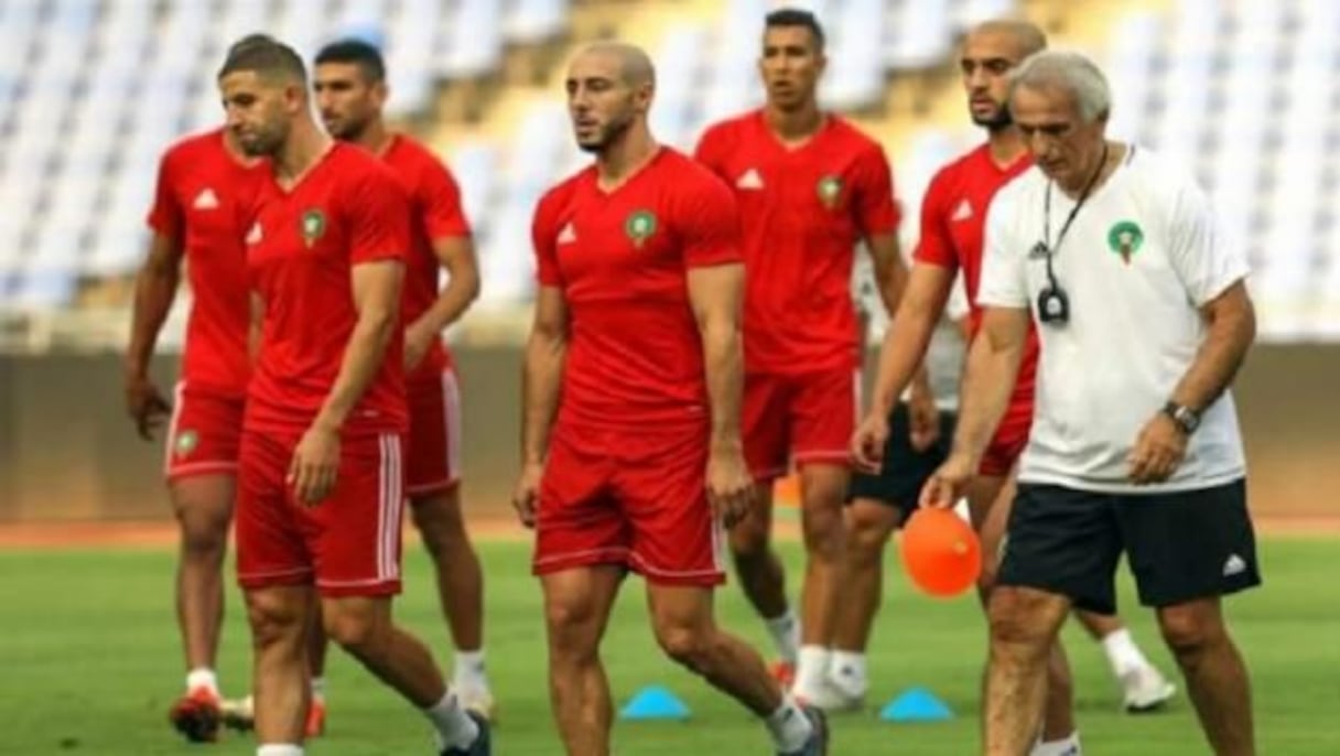 المدرب خليلوزيتش مع عناصر من منتخب الأسود
