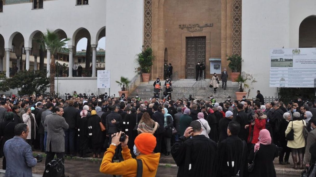 وقفة احتجاجية للمحامين ضد قرار إلزامية الإدلاء بجواز التلقيح لولوج المحاكم
