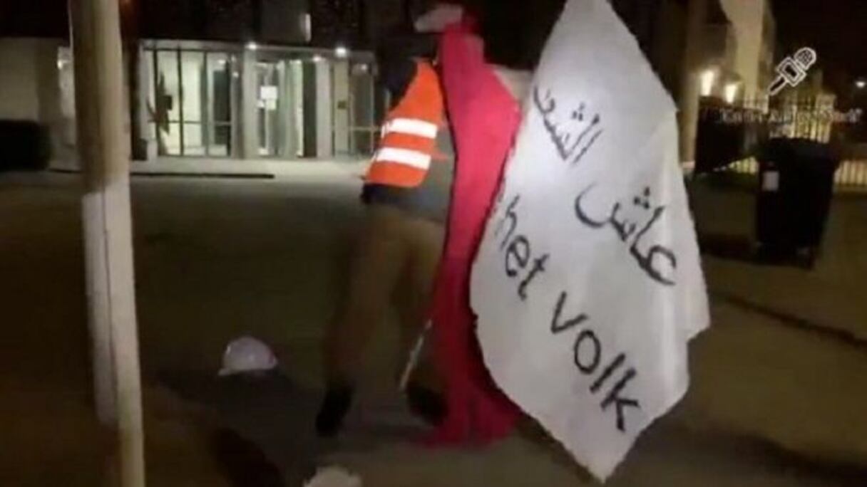 انفصالي ريفي يدنس العلم الوطني المغربي بهولندا
