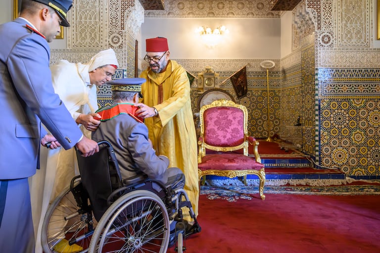 Le Roi Mohammed VI recevant, samedi 22 avril 2023 au Palais Royal de Casablanca, général de corps d’armée Belkhir El Farouk, ancien , Inspecteur général des FAR, commandant la Zone sud.