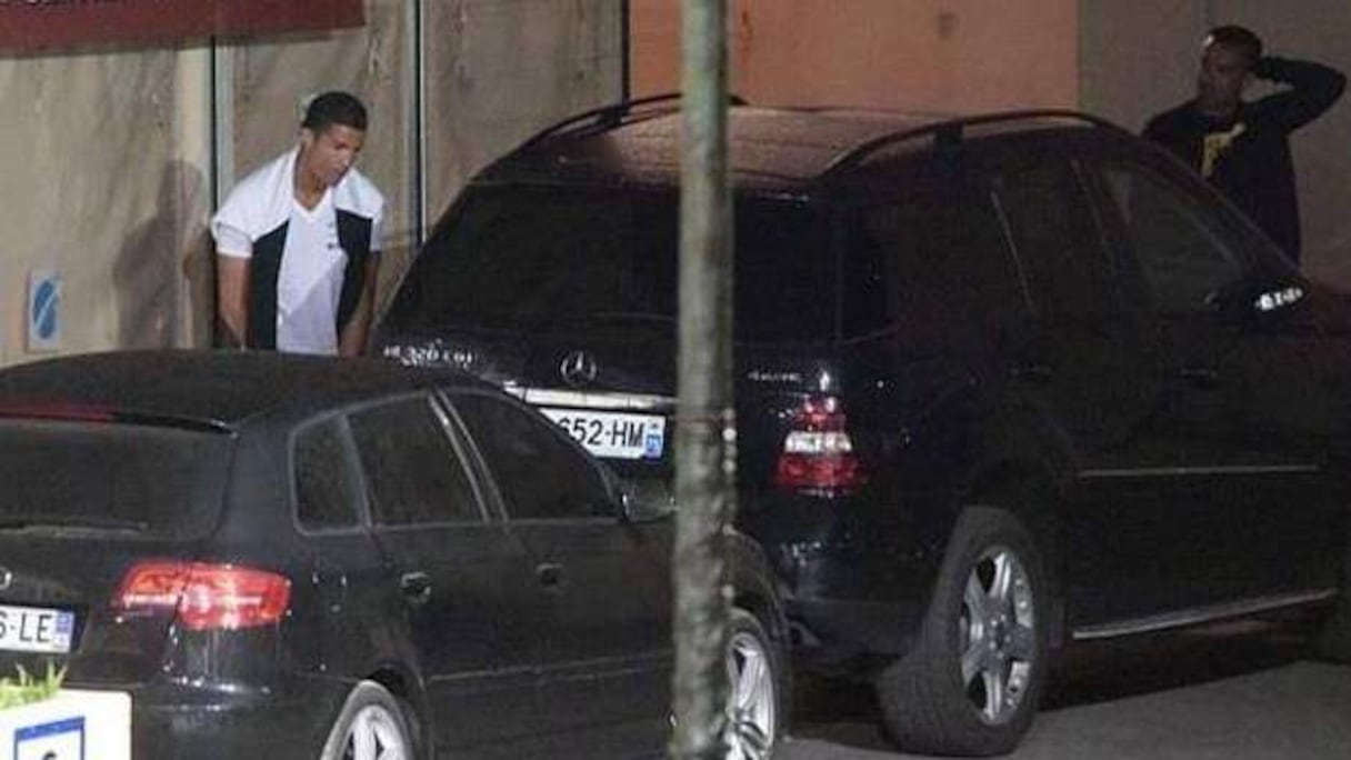 رونالدو مختبئا بين السيارات بعد أن داهمته الحاجة البيولوجية
