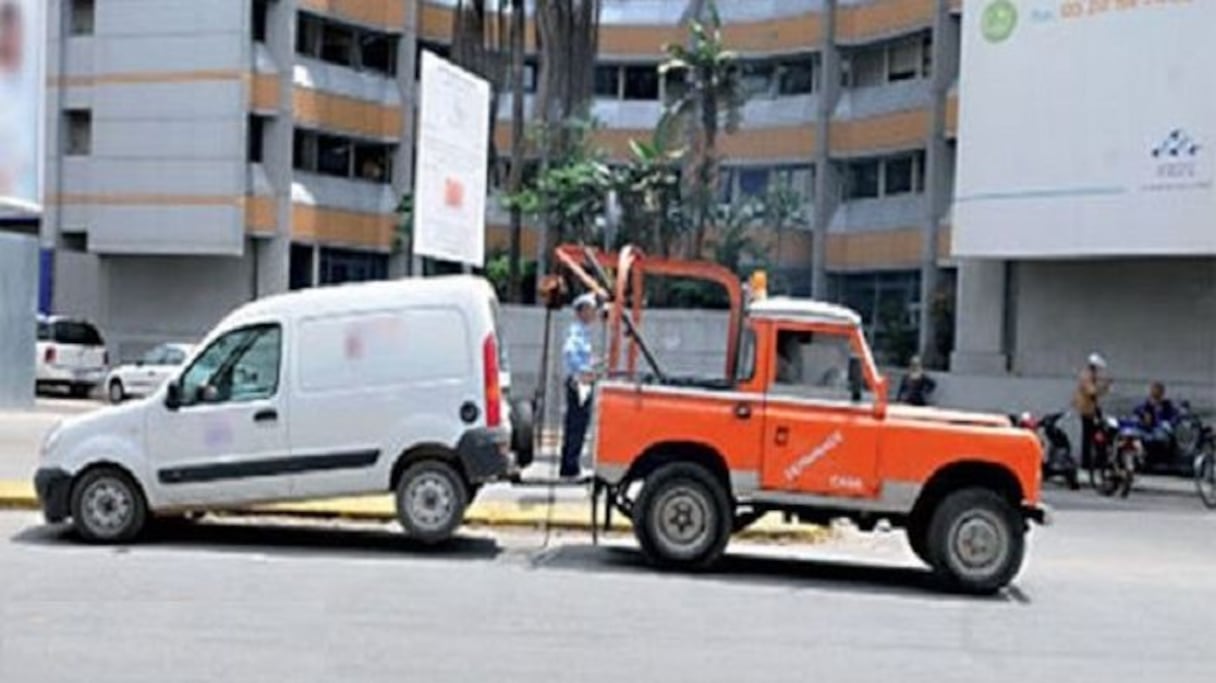 "ديباناج" يجر سيارة (صورة تعبيرية)