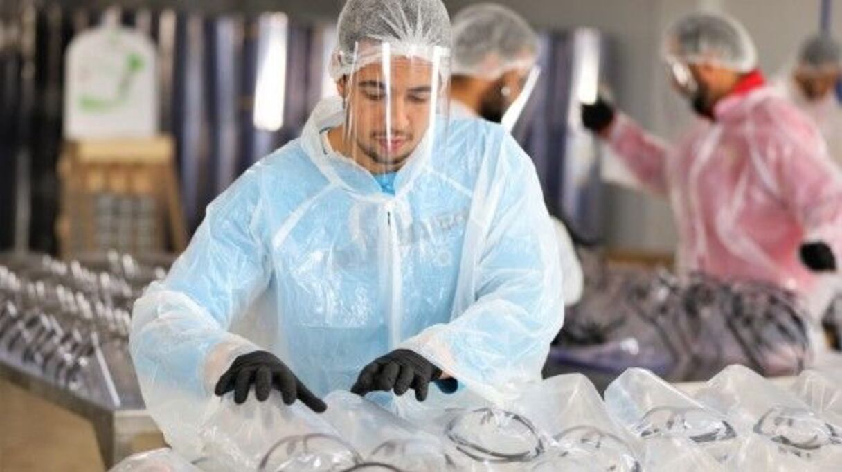 شاب مغربي مقاول، يصنع كمّامات واقية من فيروس كورونا المستجد.
