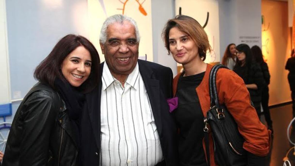 الفنان التشكيلي المغربي، الحسين طلال يتوسط الممثلة سامية أقريو والفنانة التشكيلية نرجس جوباري.
