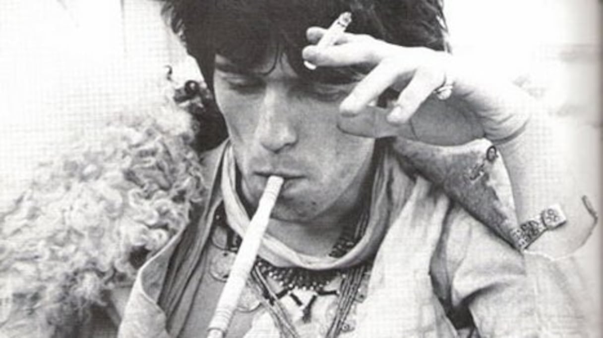 كايث ريشارد رفيق جاغر في درب الموسيقى يجرب "السبسي" في طنجة سنة 1967
