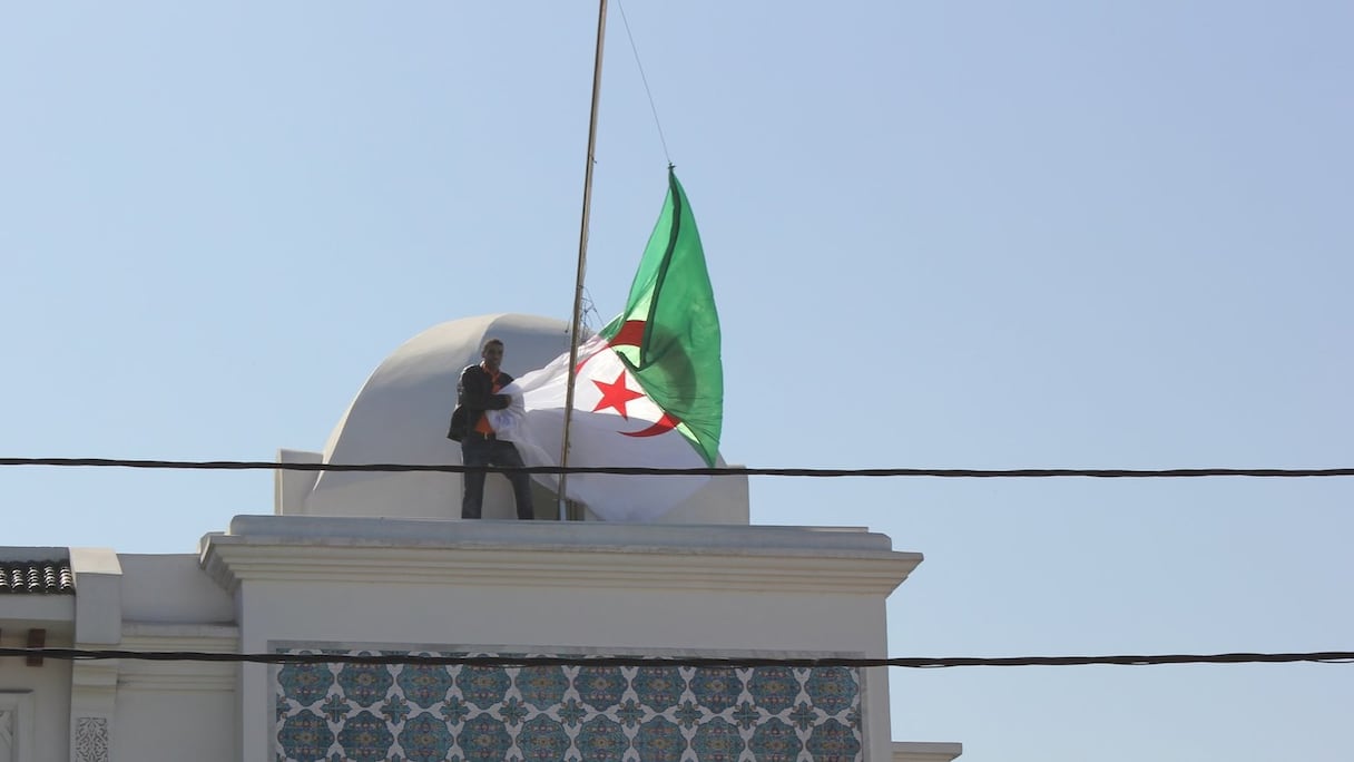 إنزال العلم الجزائري من فوق مبنى القنصيلة الجزائرية بالدار البيضاء من طرف أحد المهاجرين المغاربة بالديار الإيطالية
