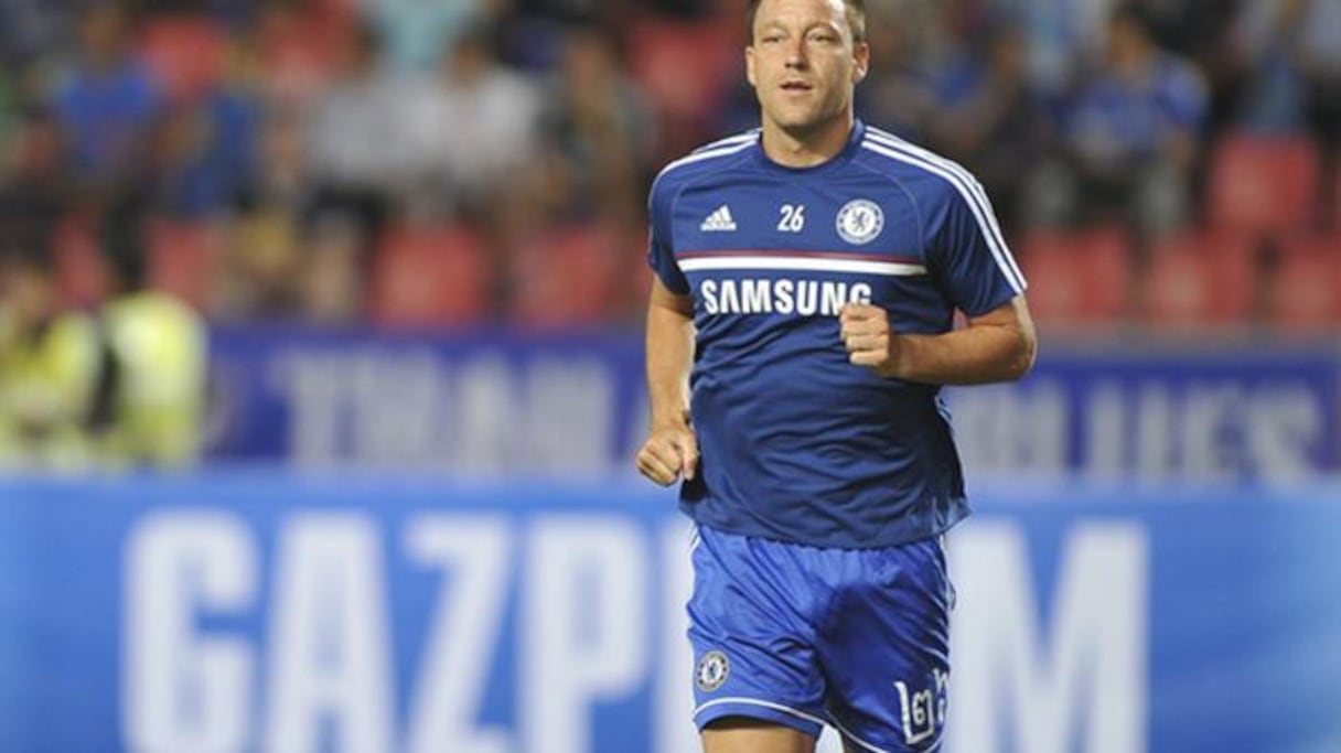 ومن أبرز الفضائح الجنسية التي ألحقت ضررا كبيرا بالكرة الإنكليزية، كان بطلها قائد تشلسي ونجم دفاعه جون تيري. قبيل كأس العالم 2010 كشفت وسائل الإعلام الإنكليزية أن تيري خان زوجته مع امرأة أخرى لم تكن إلا زوجة واين بريدج، صديقه وزميله في المنتخب.