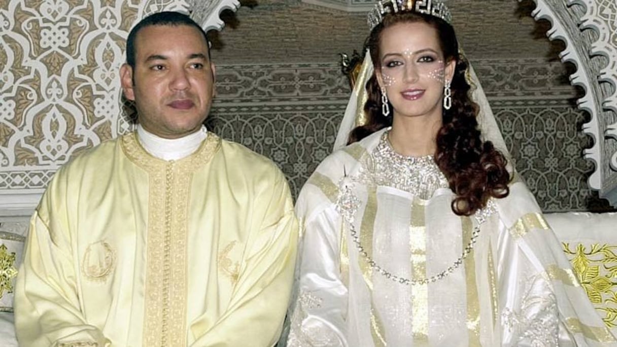 بعد ثلاث سنوات من الحكم، قرر محمد السادس الزواج بللا سلمى، وشكل حدث كشف وجه عقيلة الملك قطيعة مع بعض تقاليد الأسرة الملكية.