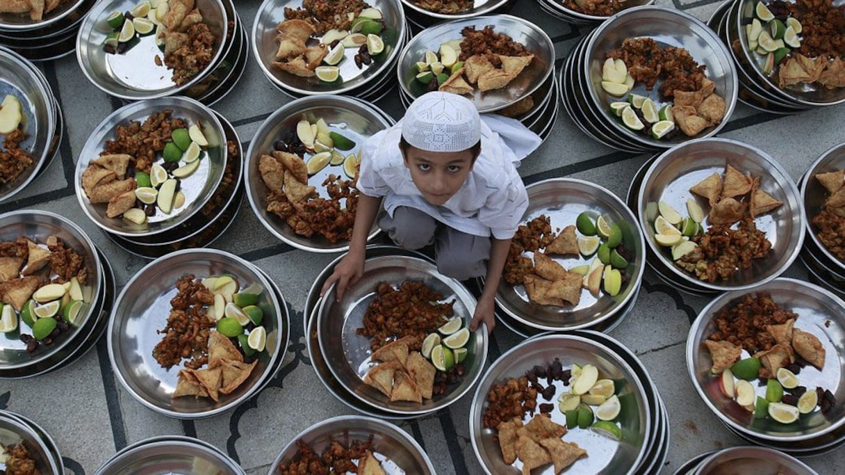 طفل أندونيسي يوزع إفطار رمضان
