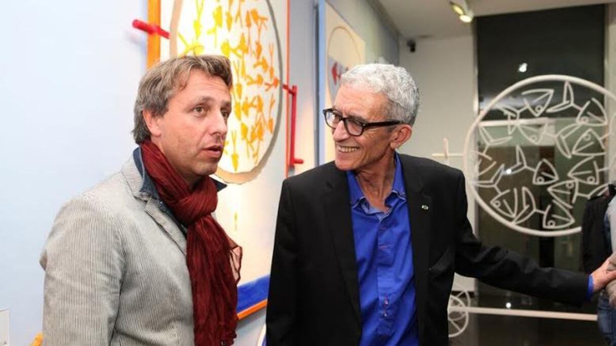 عبد الكريم الوزاني في حديث مع مدير المعهد الثقافي الفرنسي بالبيضاء، ألبان كوربيي لباص.
