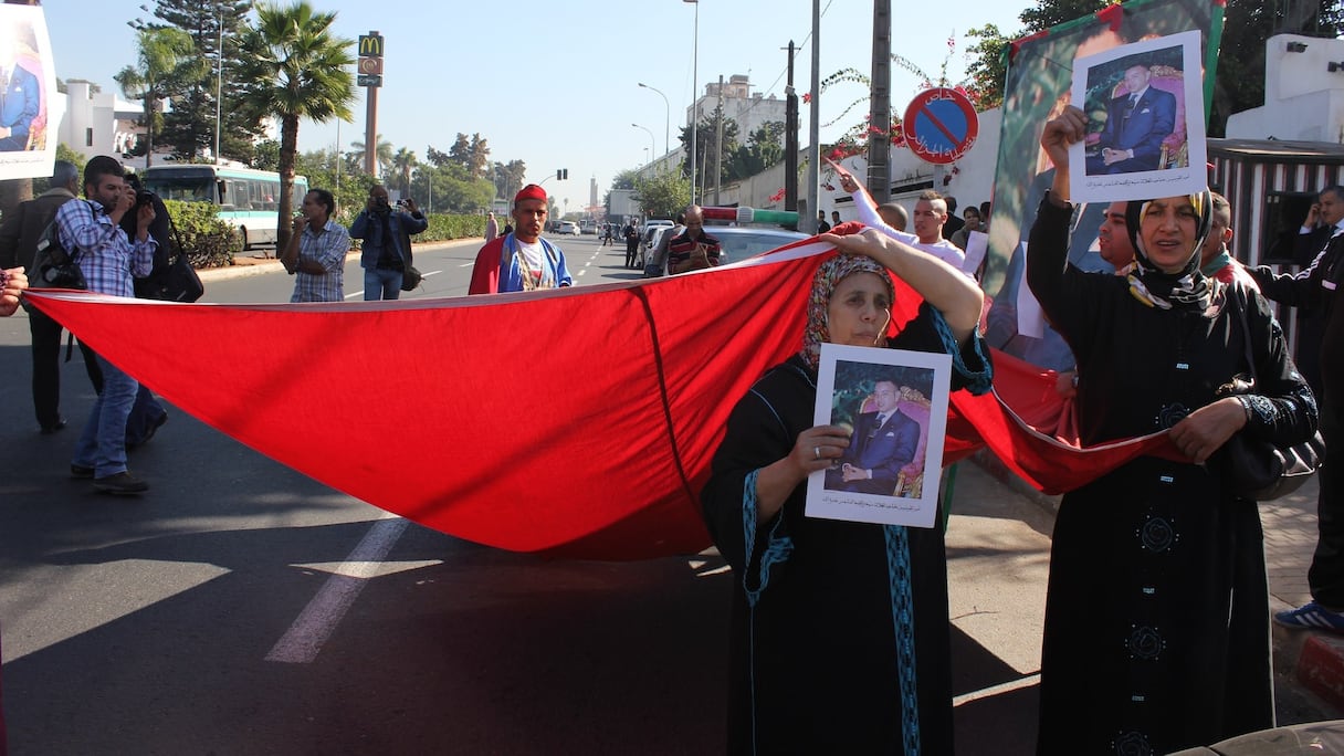 النساء كن حاضرات بكثافة أثناء الوقفة الاجتجاجية أمام القنصلية الجزائرية
