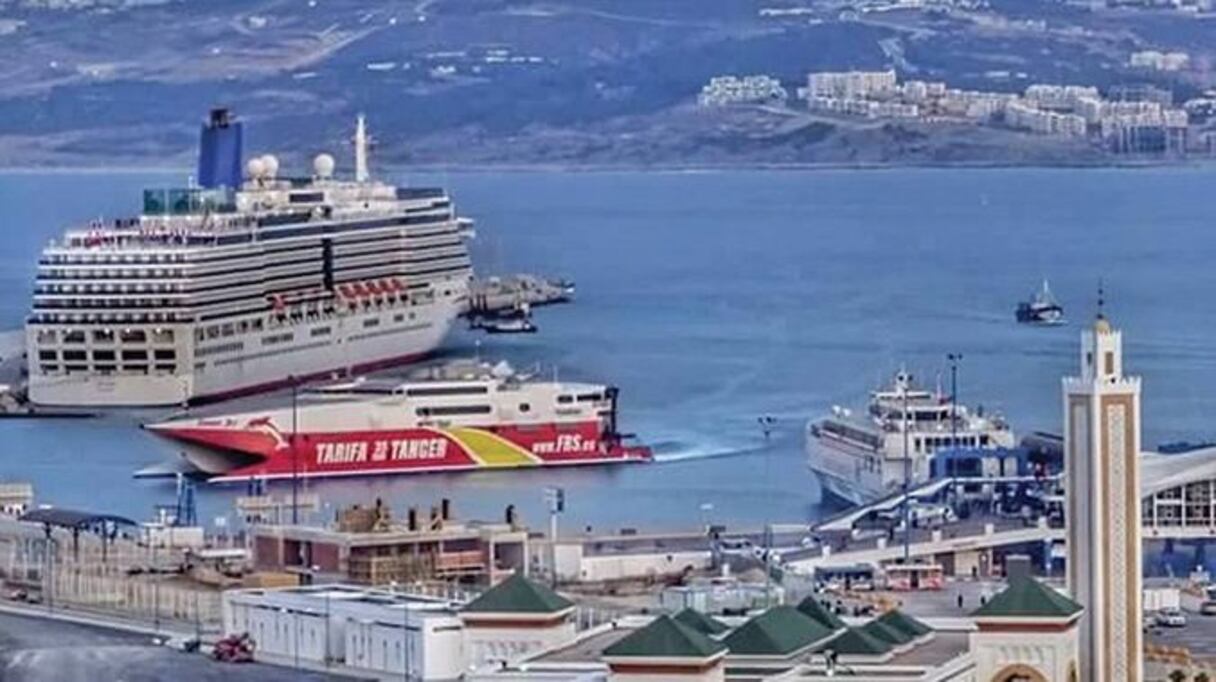 مسافرون عبر ميناء طنجة المدينة