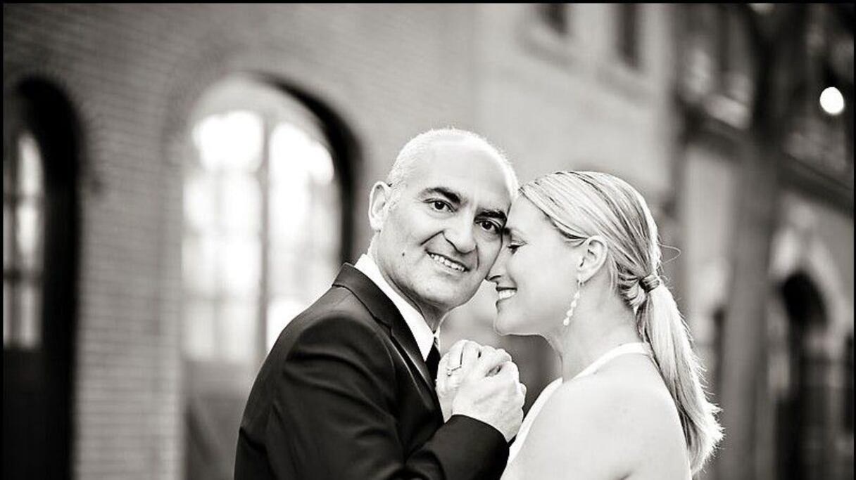 منصف السلاوي مع زوجته كريستين
