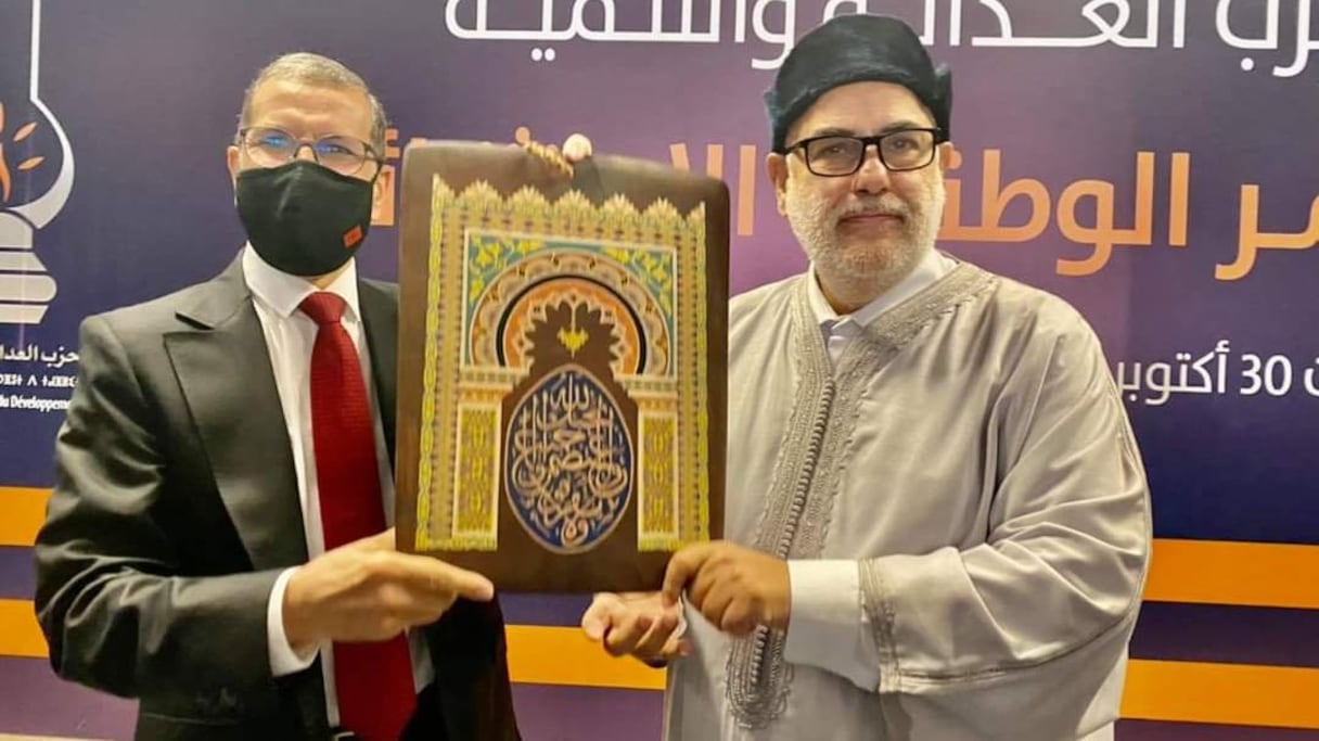 عبد الإله ابن كيران يتلسم المشعل من سعد الدين العثماني لقيادة حزب العدالة والتنمية
