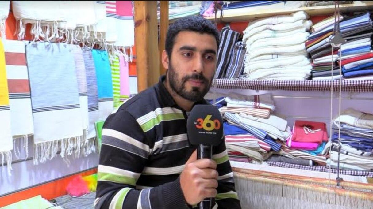 أنور بنزهرة شاب بأصيلة يقاوم للحفاظ على حرفة الدرازة من الانقراض
