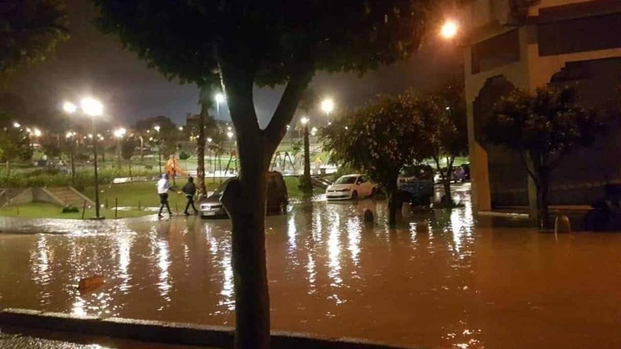 ساعة من الأمطار أغرقت شوارع بأحياء طنجة
