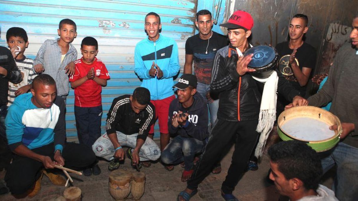 طقوس عاشوراء لا تتم في الأحياء الشعبية إلا تحت إيقاعات "البندير" و"الدربوكة"
