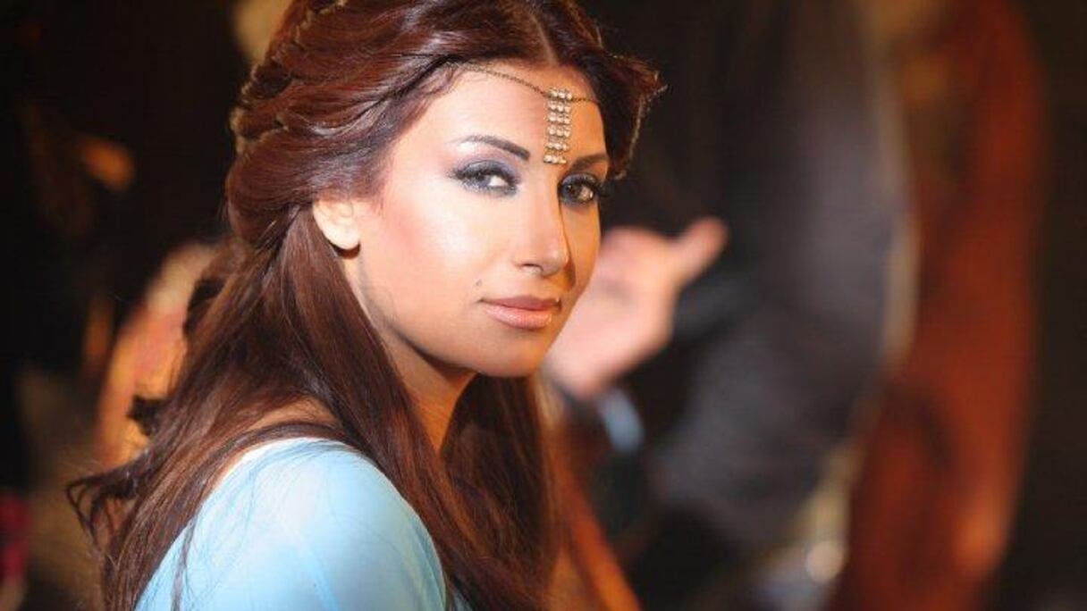 يبلغ طول الفنانة رويدة عطية 171 وهي من بين الفنانات الطويلات

