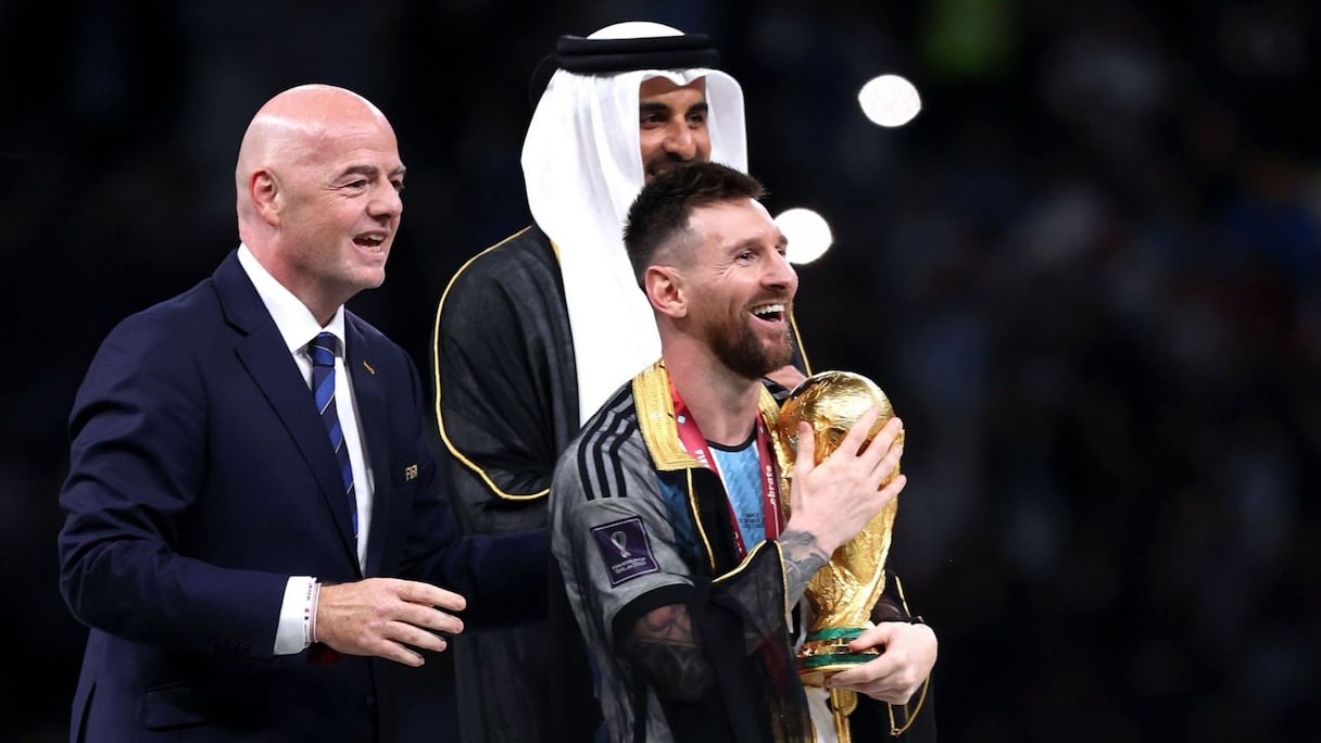 ليونيل ميسي مُتوّجا بكأس العالم قطر 2022
