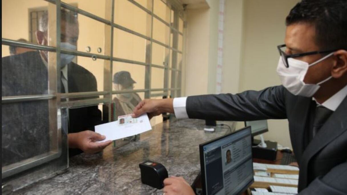 تسليم أول بطاقة تعريف إلكترونية من الجيل الجديد بفاس بتاريخ 17 غشت 2020