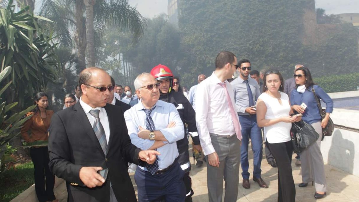 الصفريوي ممعنا النظر في مخلفات الحريق الذي أحدث خسائر مادية جسيمة.
