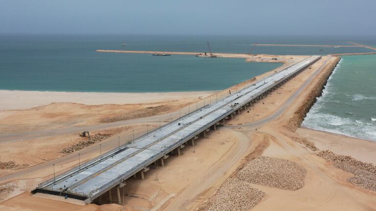 أضخم مشاريع الصحراء المغربية.. أشغال إنجاز الميناء الأطلسي بالداخلة تصل مستويات متقدّمة