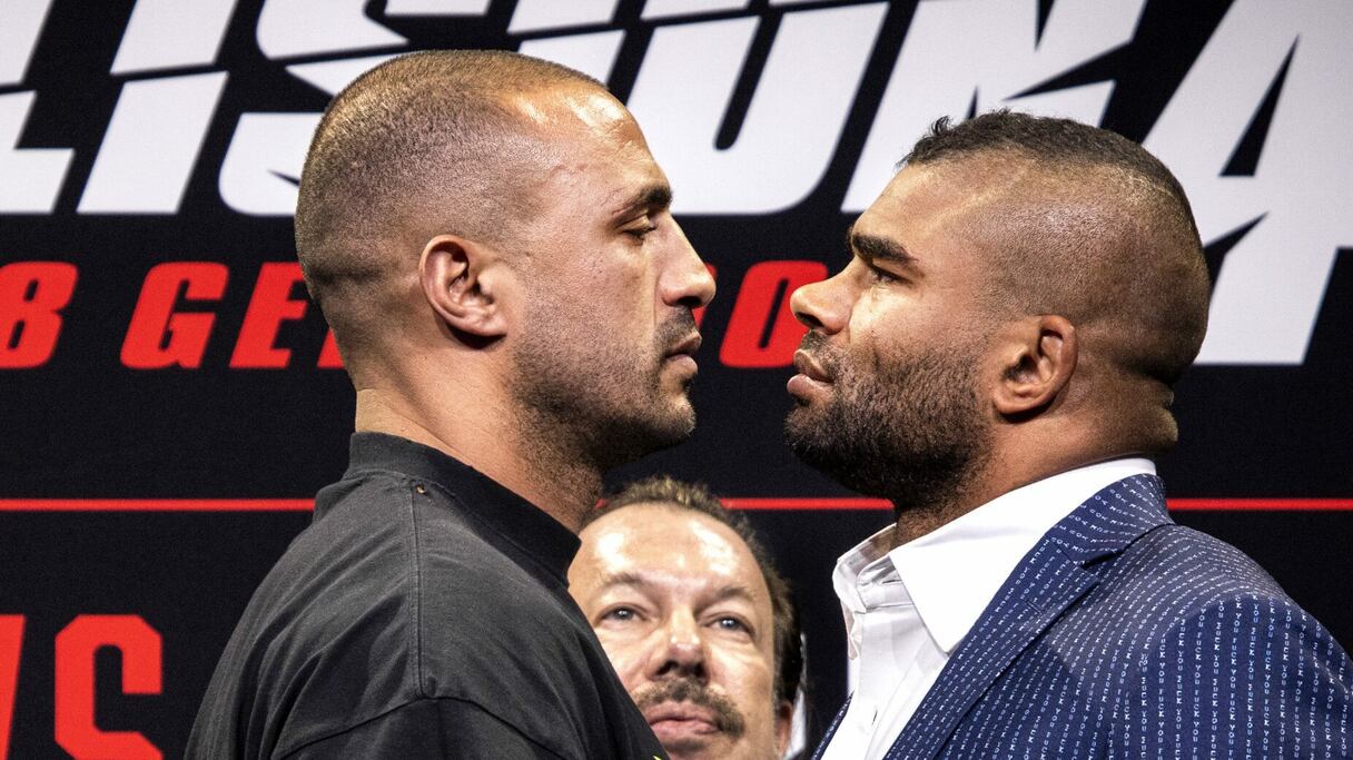 Badr Hari et le combattant néerlandais Alistair Overeem.
