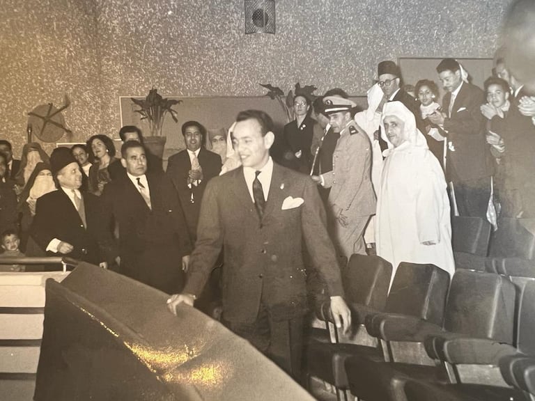 صور من الأرشيف .  الحاج باسيدي جوار الراحل محمد الخامس، وواصل مسيرته الاستثنائية في عهد الراحل الحسن الثاني، واستمر في صنع التاريخ في عهد الملك محمد السادس