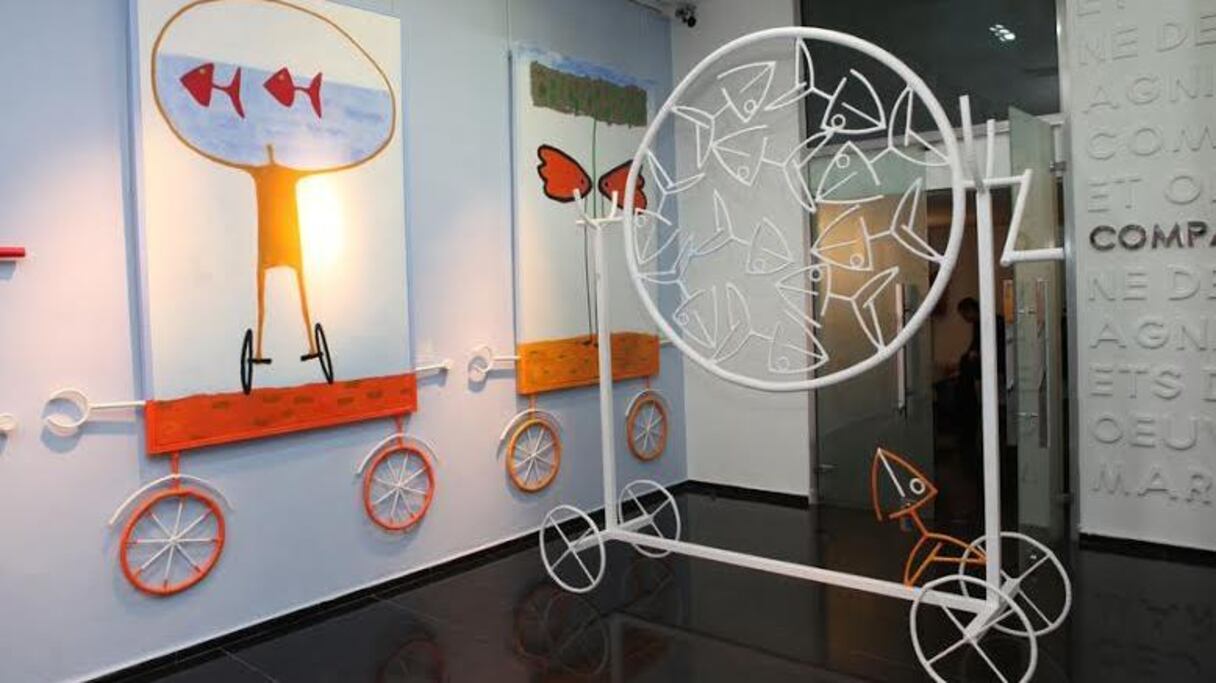 إبداعات الفنان التشكيلي عبد الكريم الوزاني تحتفي بالألون وتطلق العنان للابداع، كل مكونات الطبيعة ممكنة وصالحة للفن التشكيلي.
