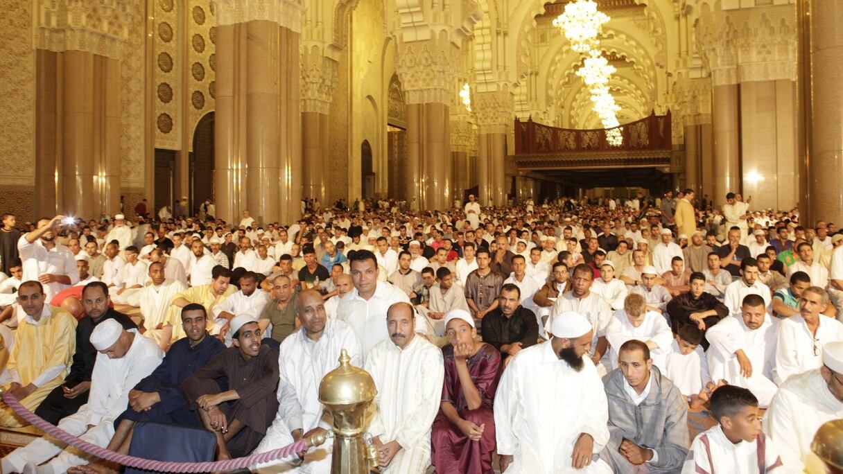 قاعة المسجد الرئسية غصت بجموع المصليين.
