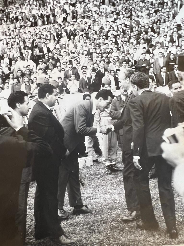 صور من الأرشيف .  الحاج حميد لحلو كانت له اهتمامات رياضية  من خلال تأسيس فريق النادي المكناسي سنة 1962