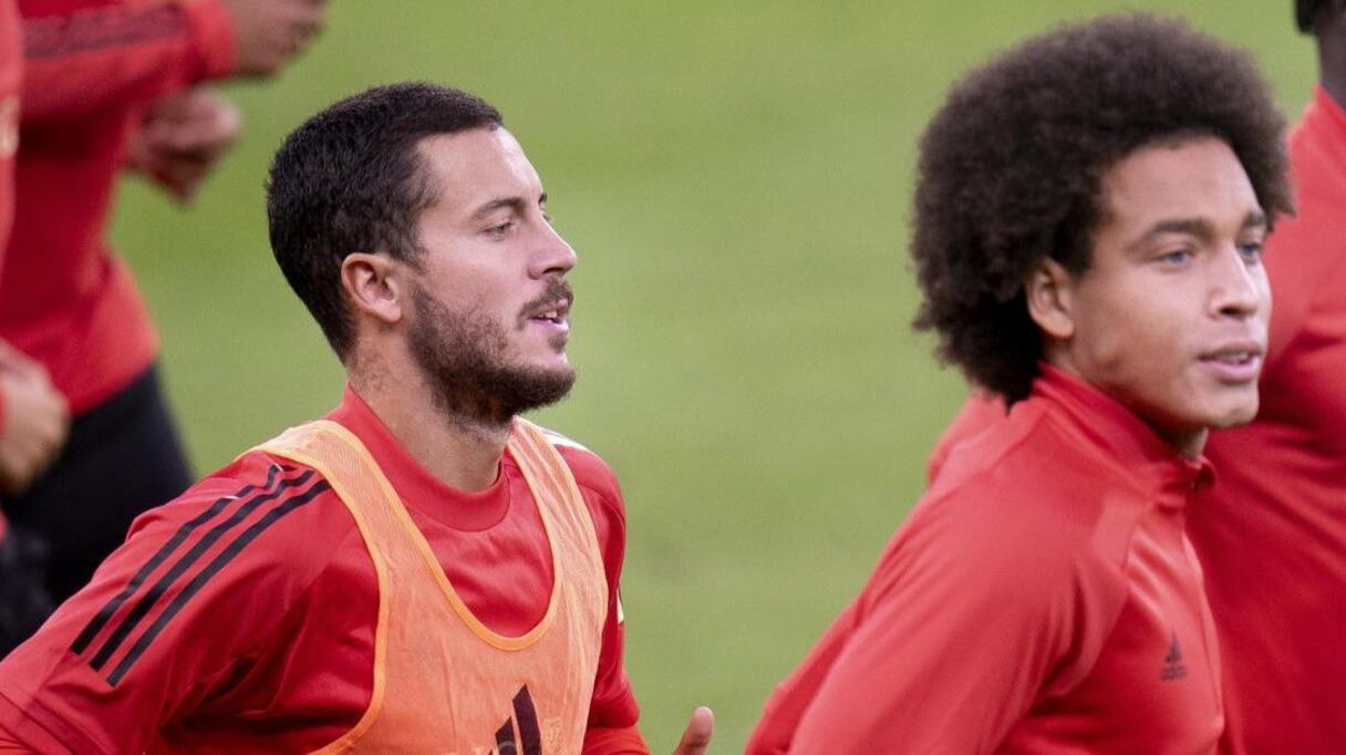 لاعبا المنتخب البلجيكي أكسيل فيتسل وإيدن هازارد
