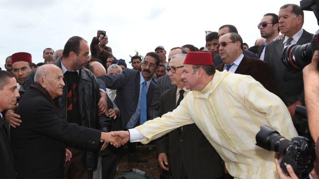 المستشار الملكي فؤاد عالي الهمة يصافح الكاتب الأول السابق للاتحاد والوزير الأول السابق عبد الرحمان اليوسفي
