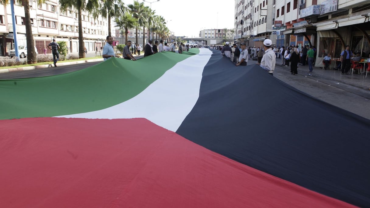 علم فلسطيني عملاق في مسيرة اليوم.
