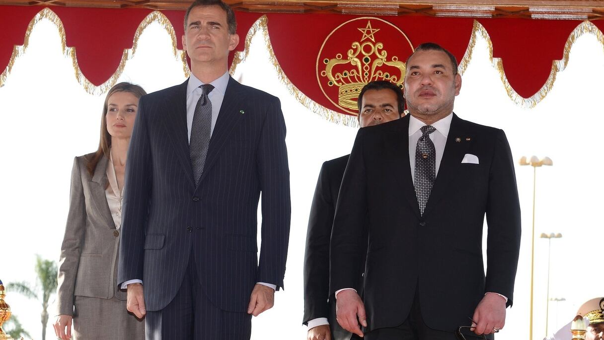 وقوف تحية للعلمين الإسباني والمغربي في استقبال رسمي للعاهل الإسباني
