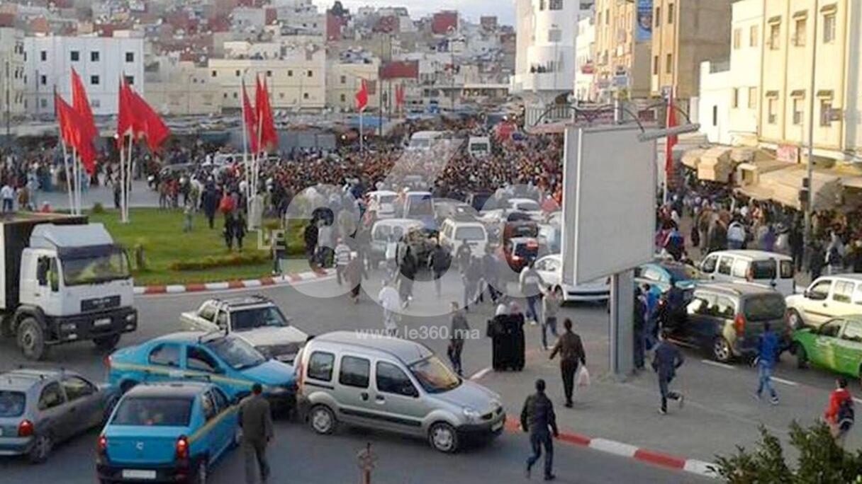 حشود من السكان تحيط بالسيارة الملكية مرحبة بالملك