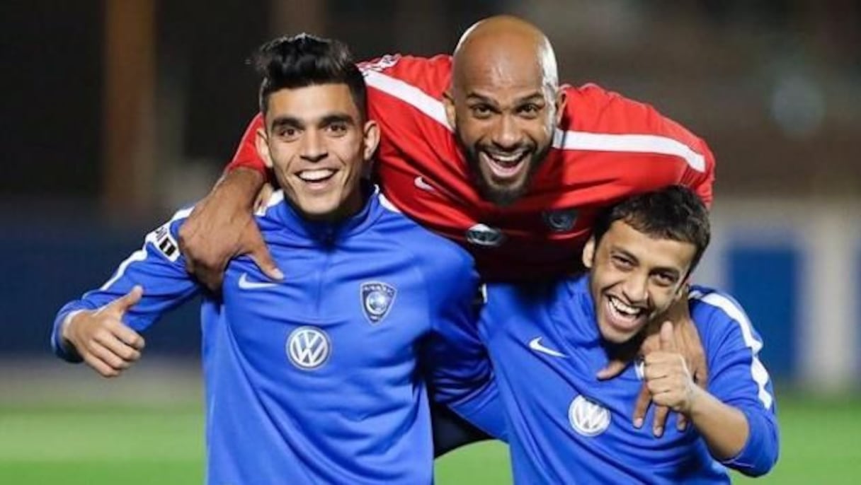 أشرف بنشرقي رفقة زميليْن بالزمالك المصري
