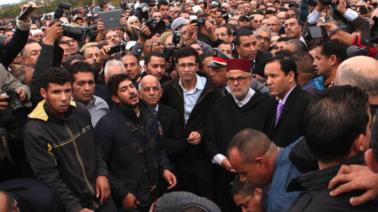 حشد من المشيعين لجنازة الراحل أحمد الزايدي ويظهر بينهم بنكيران ورئيس مجلس المستشارين محمد الشيخ بيد الله
