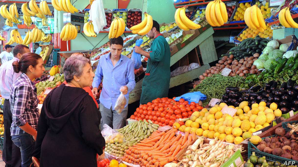 بائع فواكه يخدم العملاء في سوق بالرباط في 24 يونيو 2012.