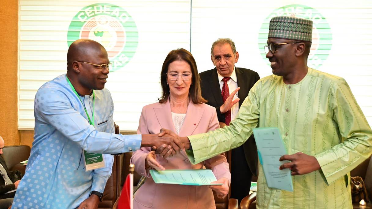 التوقيع على أربع مذكرات تفاهم مهمة تتعلق بمشروع خط أنابيب الغاز نيجيريا -المغرب