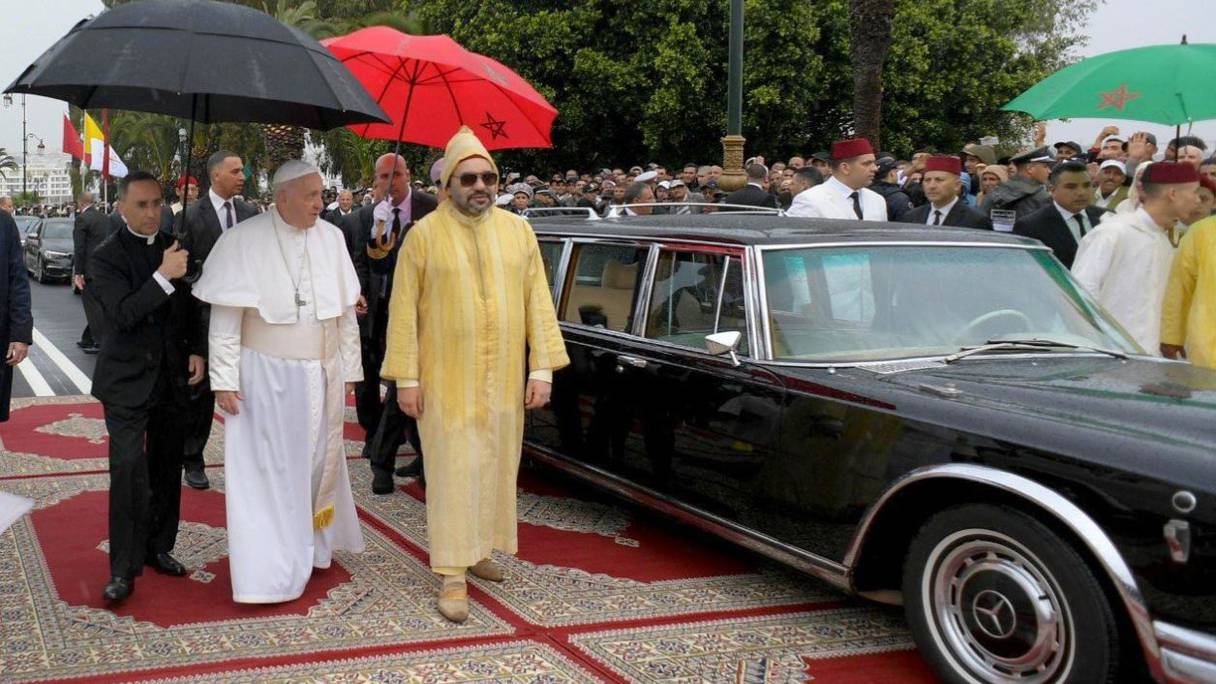 الملك محمد السادس يستقبل البابا فرانسيس بالرباط في عام 2016
