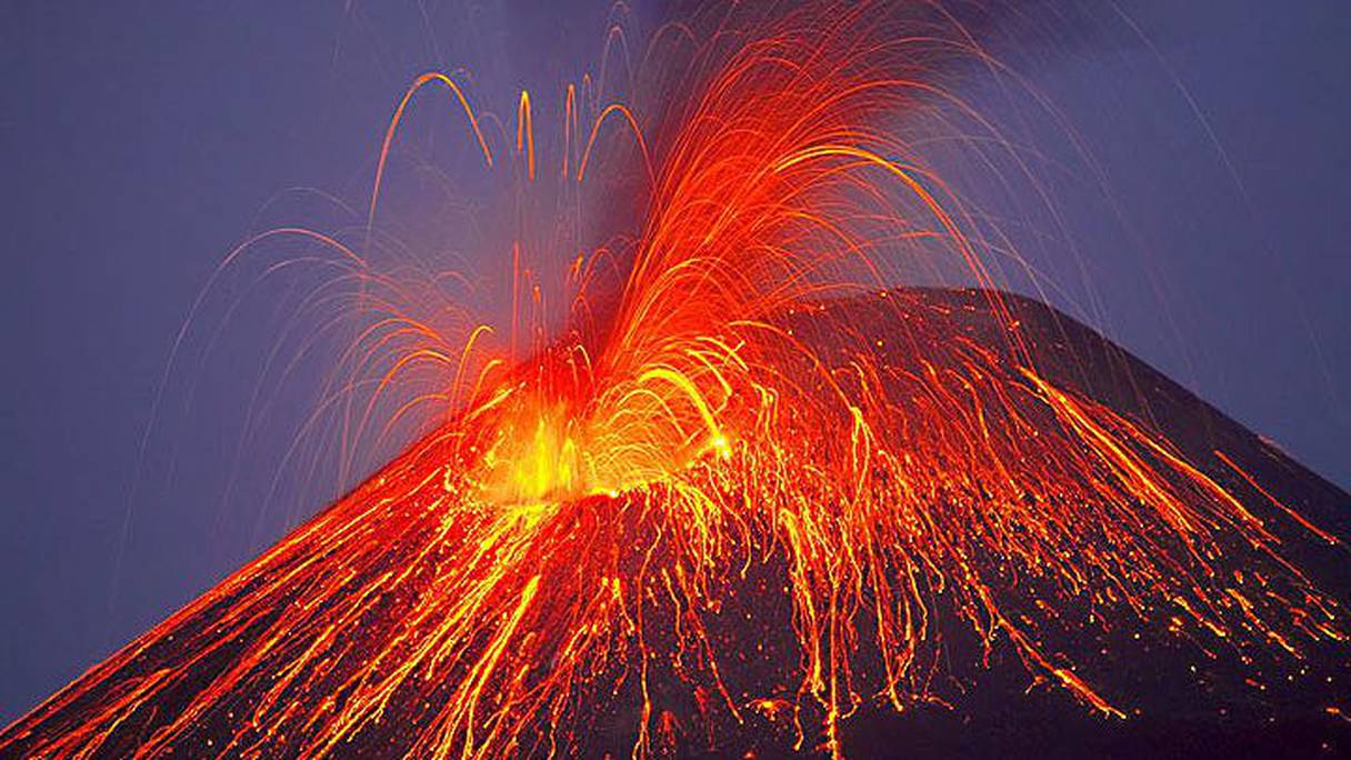 فيديو لحظة انفجار بركان كومبريه فيخا في جزر الكناري الإسبانية

