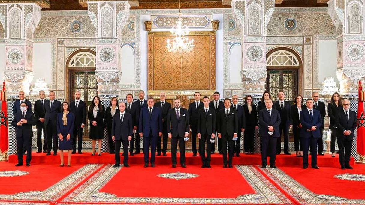 الملك محمد السادس مع أعضاء حكومة أخنوش 

