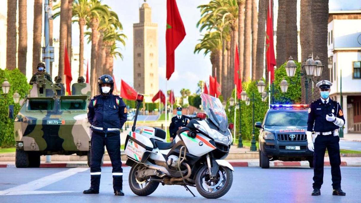 شرطيان يسهران على تطبيق الحجر الصحي بالمغرب
