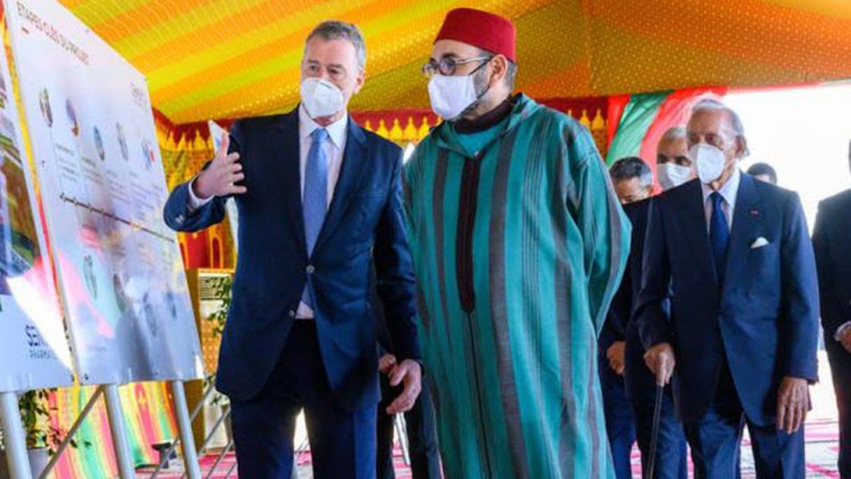 الملك محمد السادس خلال تدشين مصنع بنسليمان لتصنيع اللقاح
