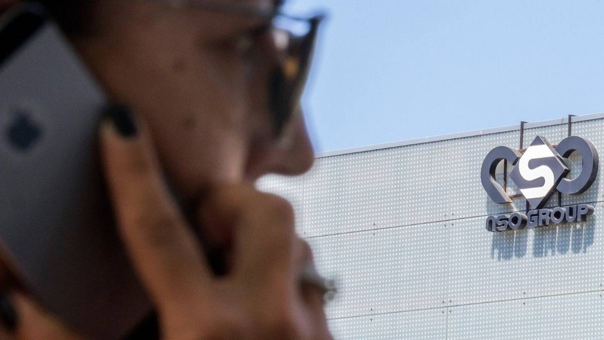 امرأة إسرائيلية تستخدم هاتف iPhone الخاص بها أمام المبنى الذي يضم مجموعة NSO الإسرائيلية في هرتسليا ، بالقرب من تل أبيب.
