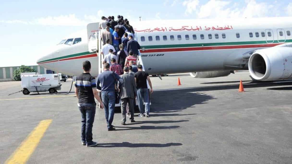 مسافرون يصعدون إلى طائرة تابعة للخطوط الملكية المغربية (لارام)
