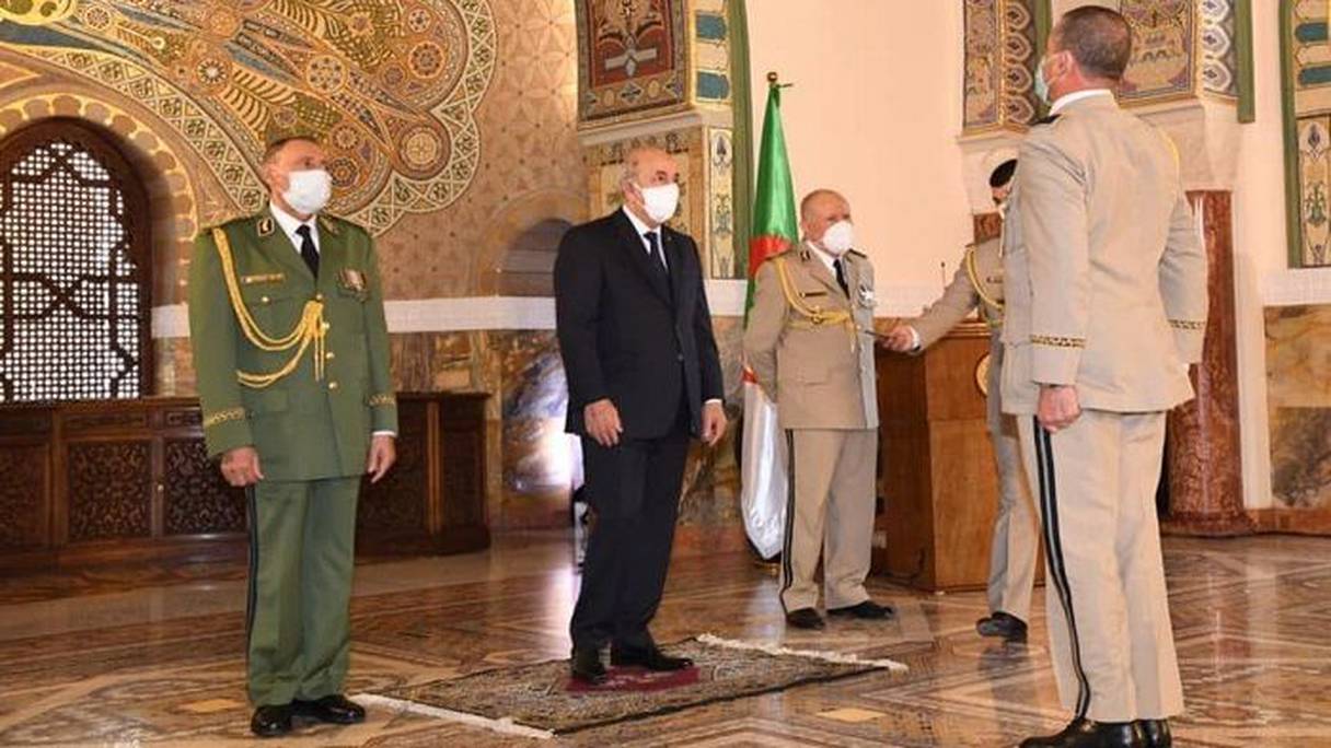 الرئيس الجزائري تبون مُحاطا بجنرالات بارزين
