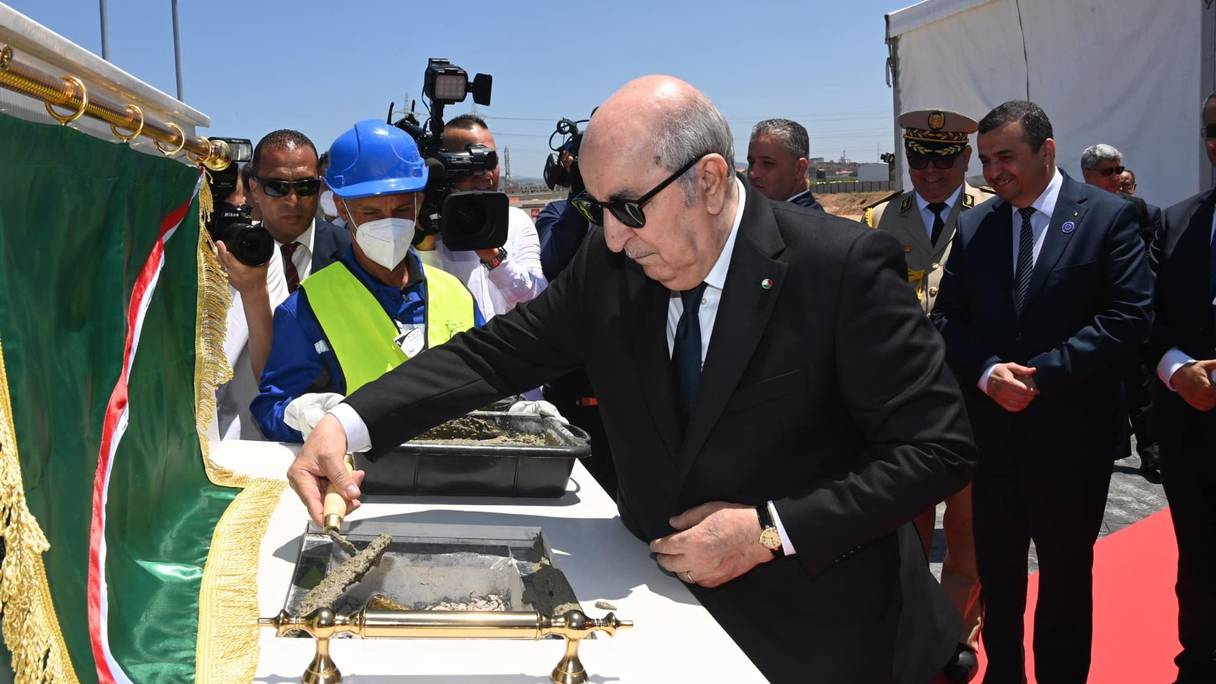 الرئيس الجزائري عبد المجيد تبون خلال تدشين محطة لتحلية مياه البحر في تيبازة